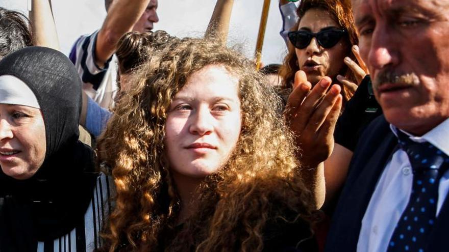 Ahed Tamimi, junto a sus padres.