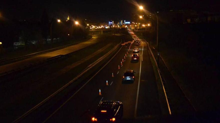 retenciones nocturnas a pesar del escaso tráfico del puente. El corte del acceso a Oviedo por la &quot;Y&quot; provocó anoche retenciones, como se ve en la imagen, en el punto en el que los coches dejan la autopista y se desvían hacia el barrio de Teatinos, como obliga la señalización.