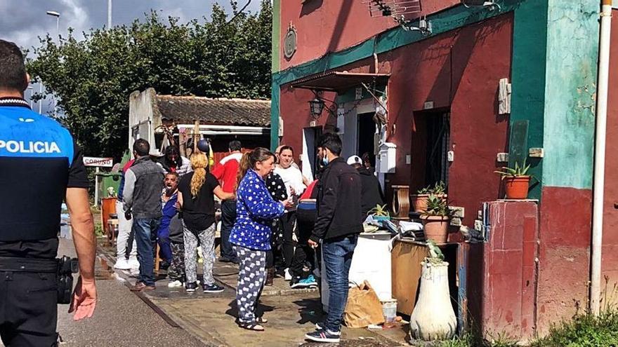 La familia de la víctima, junto a agentes de la Policía Local de Llanera.