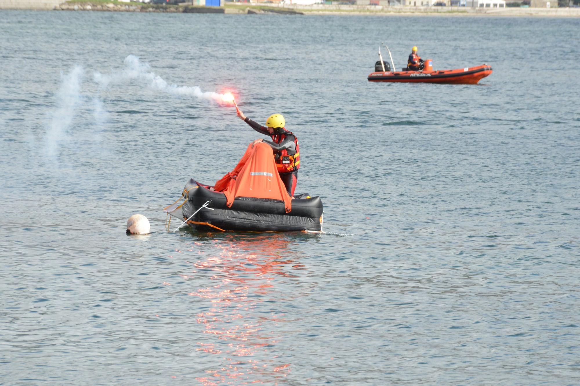 Escenas del simulacro de rescate frente a Moaña.