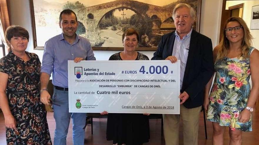 La entrega del cheque en el Ayuntamiento de Cangas de Onís ayer.