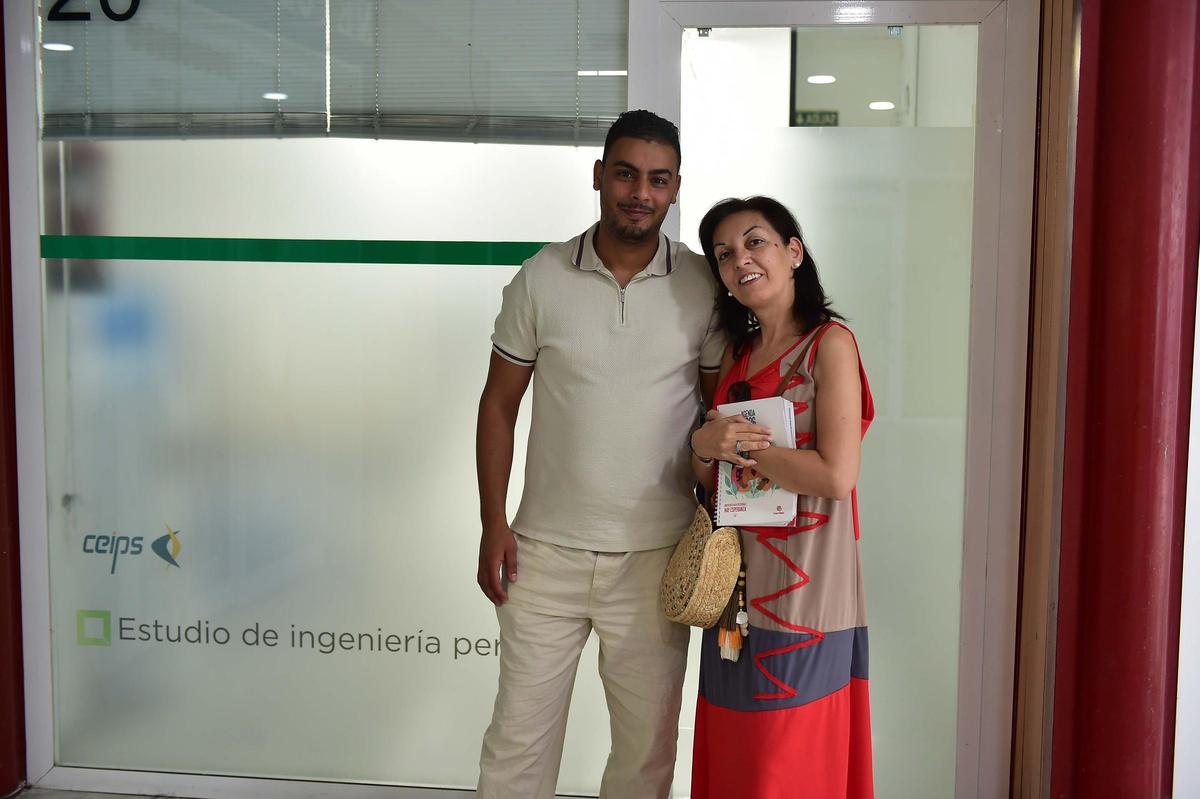 Badr Haddari, junto a Sonia Grande, ante la empresa en la que trabaja en Plasencia.