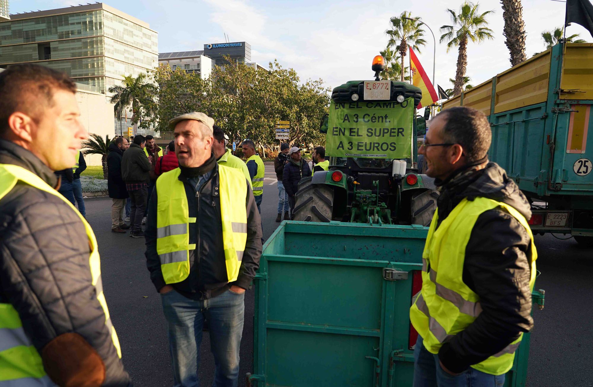 Los agricultores malagueños cortan las carreteras en protesta por la crisis del sector