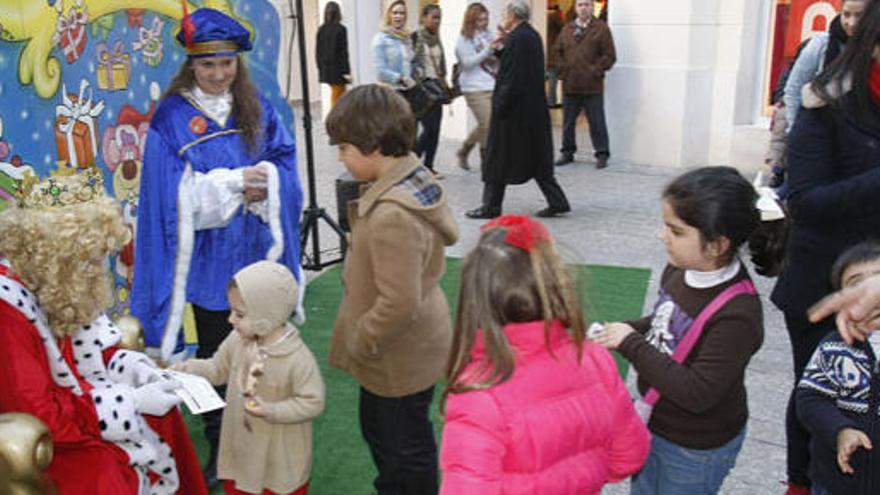 Varios niños esperan su turno mientras juegan para que Gaspar les atienda.