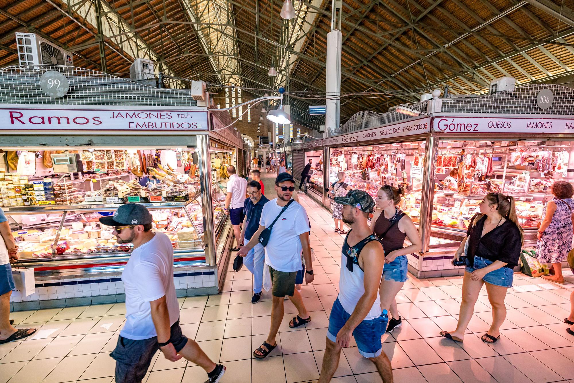 Extranjeros compran en el Mercado Central de Alicante