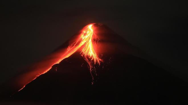 Miles de evacuados en Filipinas por la intensificación de la actividad del volcán Mayón