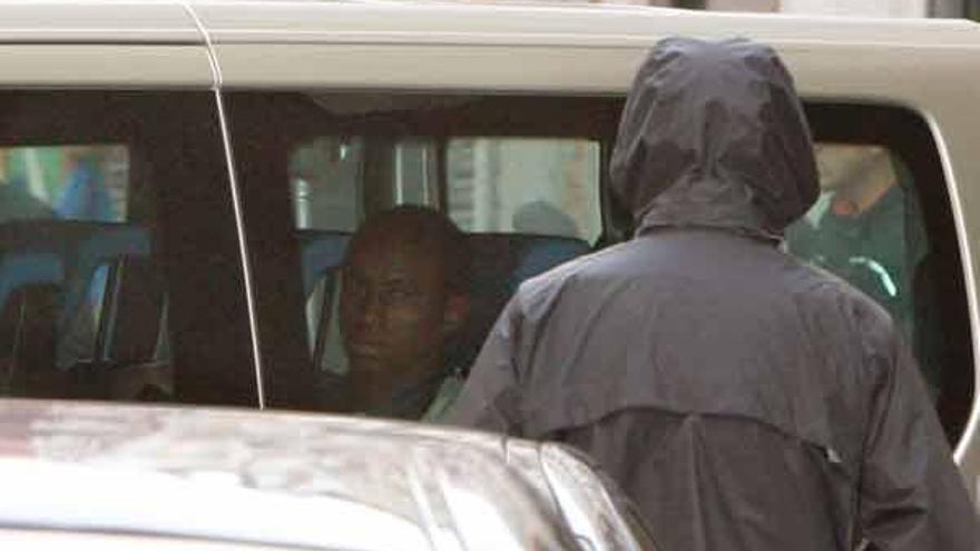 &quot;Abdu Willy&quot;, uno de los piratas detenidos por el &quot;Alakrana&quot;, a su llegada a la Fiscalía de la Audiencia.