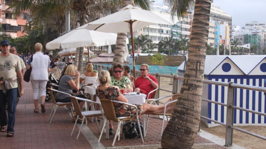 Un grupo de personas en una terraza de Las Canteras. i  LUIS DEL ROSARIO