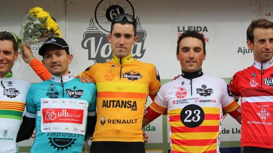 Sergio Casanova, con los ganadores de la primera etapa de la Volta a Lleida, con el maillot de líder de los esprints especiales