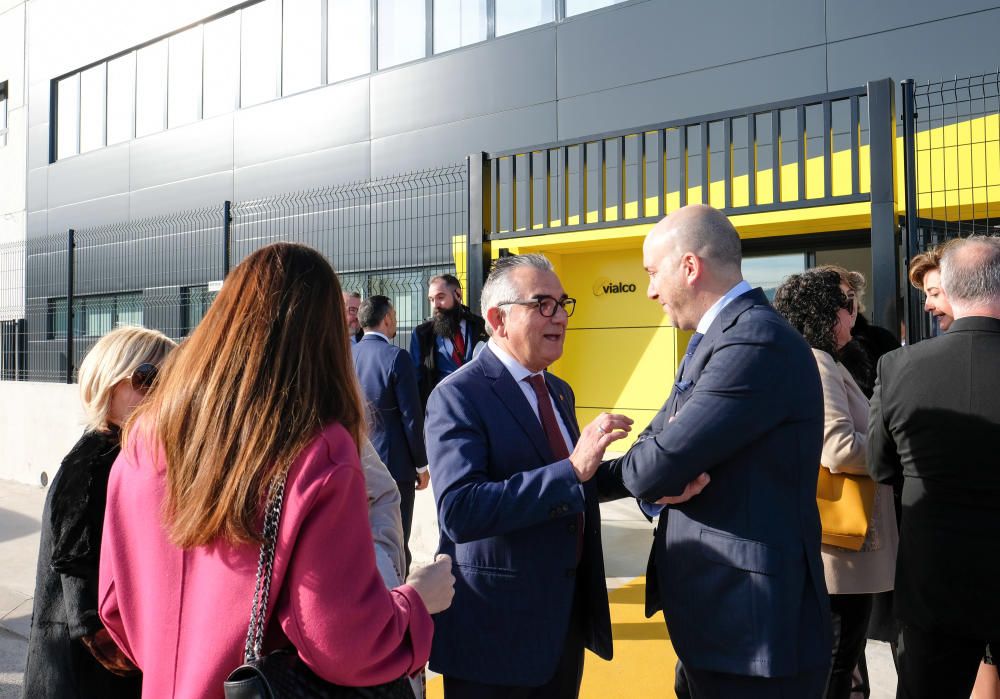 Ximo Puig inaugura la nueva fábrica de aluminio de Vialco en Villena