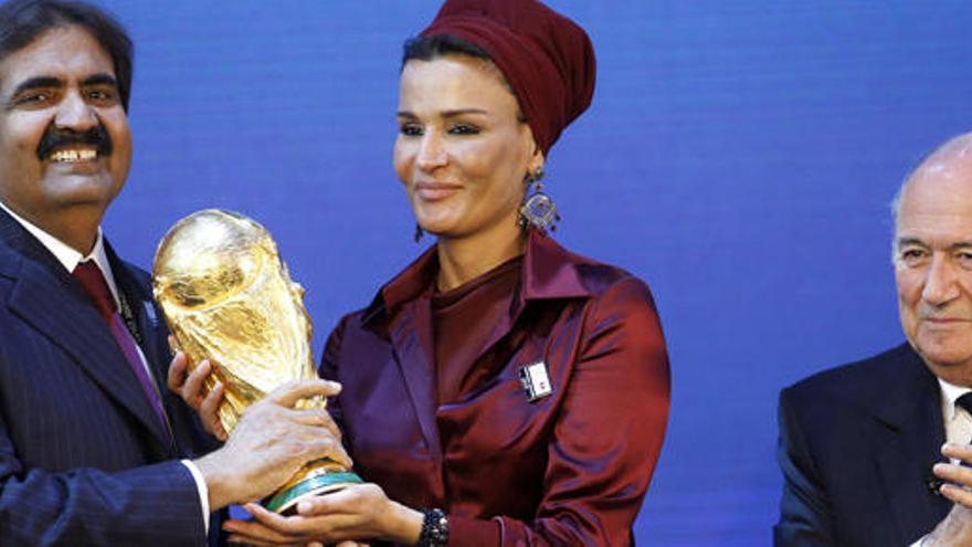 El emir catarí Al Thani y su esposa, con la Copa del Mundo.