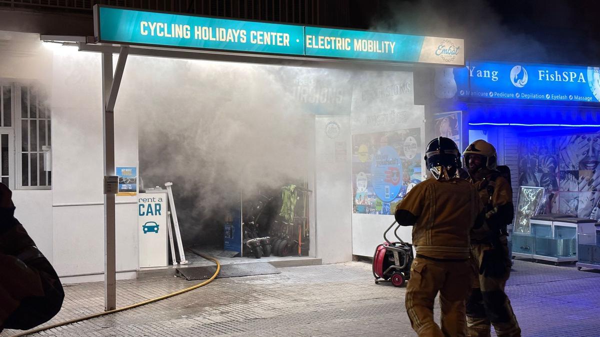 Un incendio ocasiona graves daños en un local de patinetes en Can Pastilla