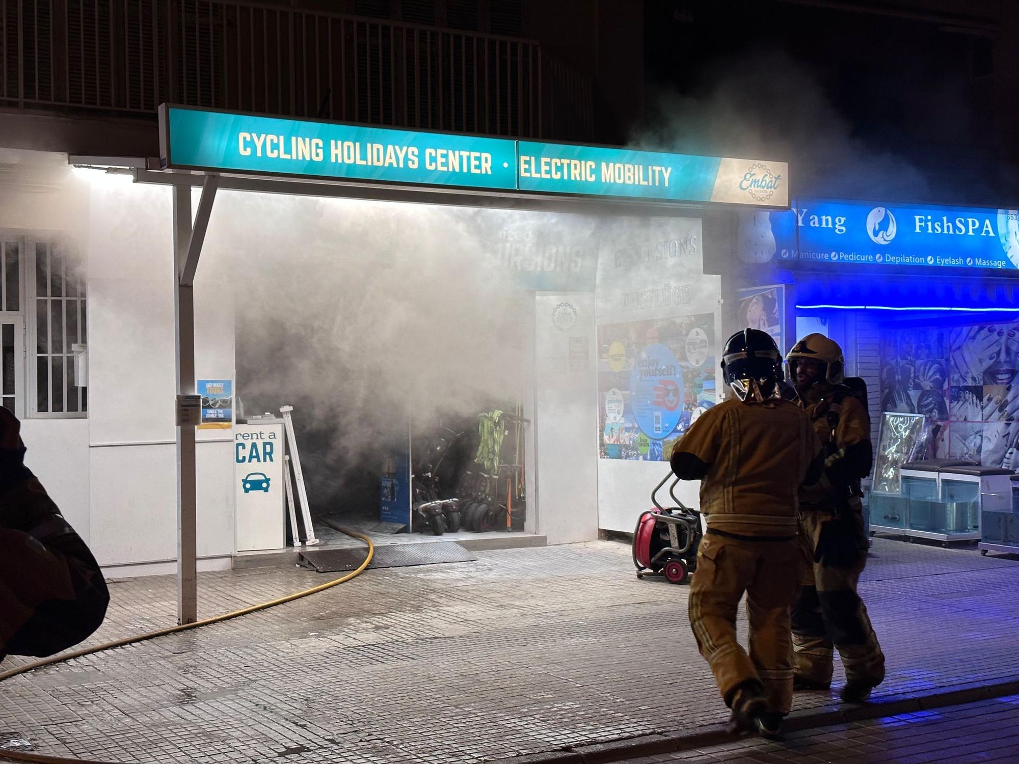 Un incendio ocasiona graves daños en un local de patinetes en Can Pastilla