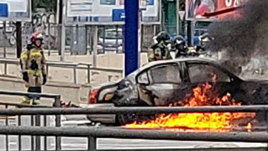 Las llamas devoran un coche en el parking del Carrefour Zaraiche de Murcia