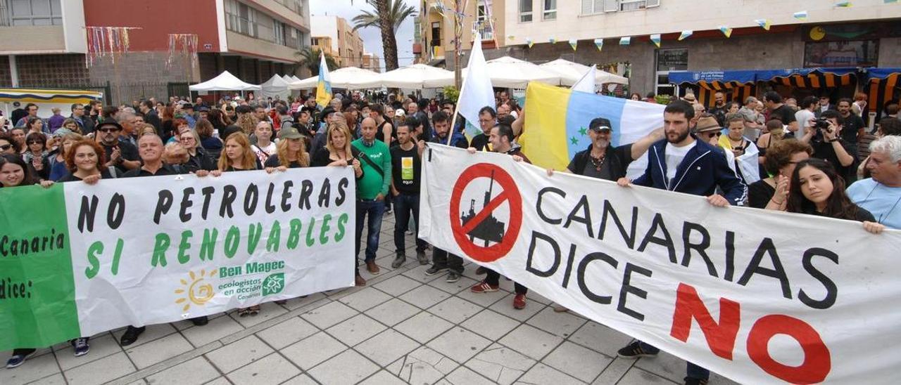 Imagen de archivo de una manifestación organizada por la federación Ben Magec-Ecologistas en Acción en la capitalina Plaza del Pilar en 2014