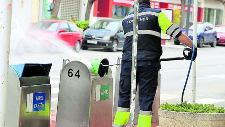 Gracias a ellos, el mobiliario urbano de las ciudades se mantiene libre de trazas de coronavirus. | JUAN CABALLERO