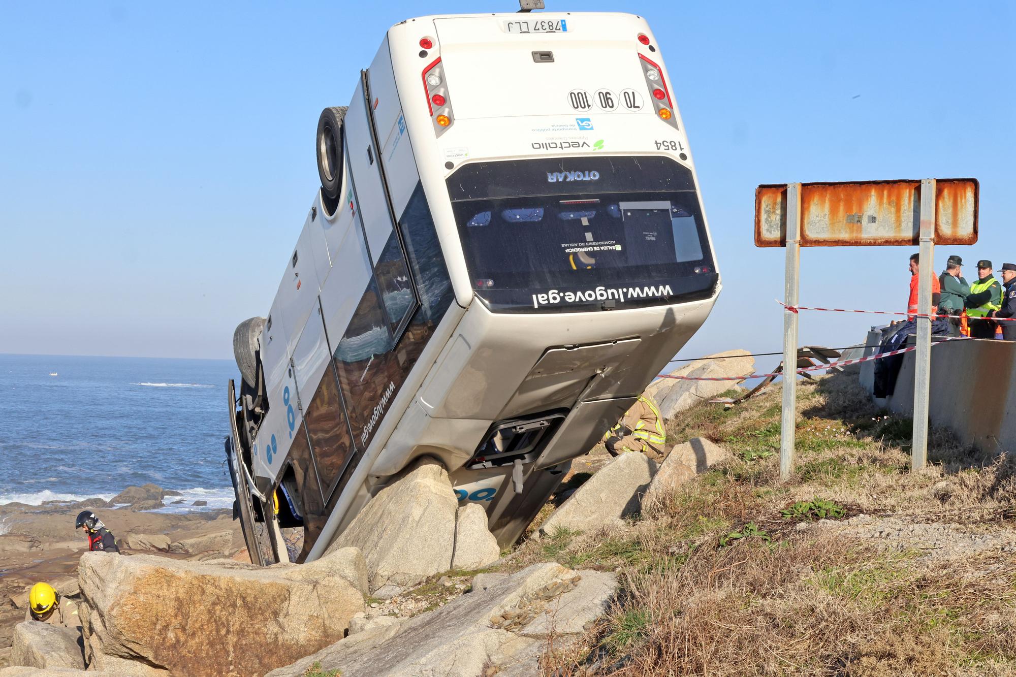 Un microbús vuelca sobre las rocas de cabo Silleiro