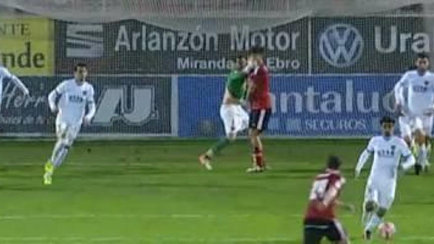 Momento en el que Biel Ribas, portero del UCAM Murcia, golpea la cara a Quintanilla, defensa del Mirandés, el pasado sábado.