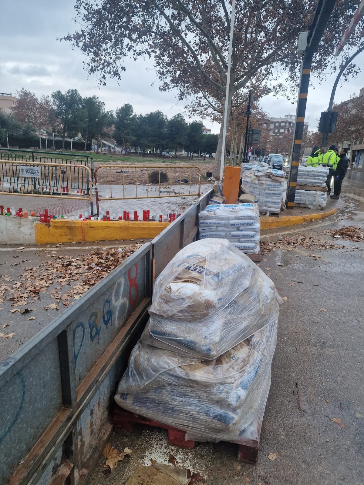 Diques de arena junto al barranco de la Saleta como prevención por la lluvia