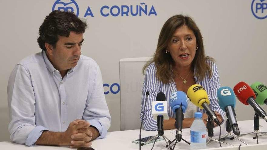 El edil Martín Fernández Prado y la conselleira de Medio Ambiente, en la sede del PP para hablar del Puerto.