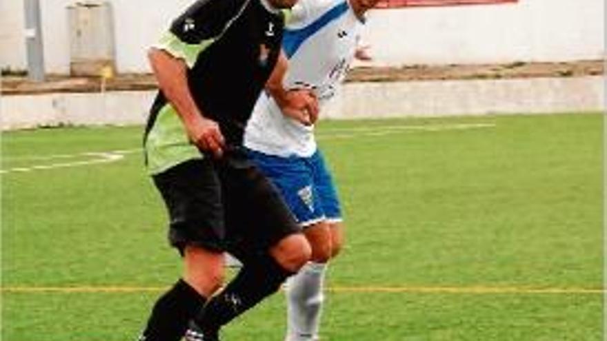 Roger Vidal lluita la pilota amb un jugador del Granollers.