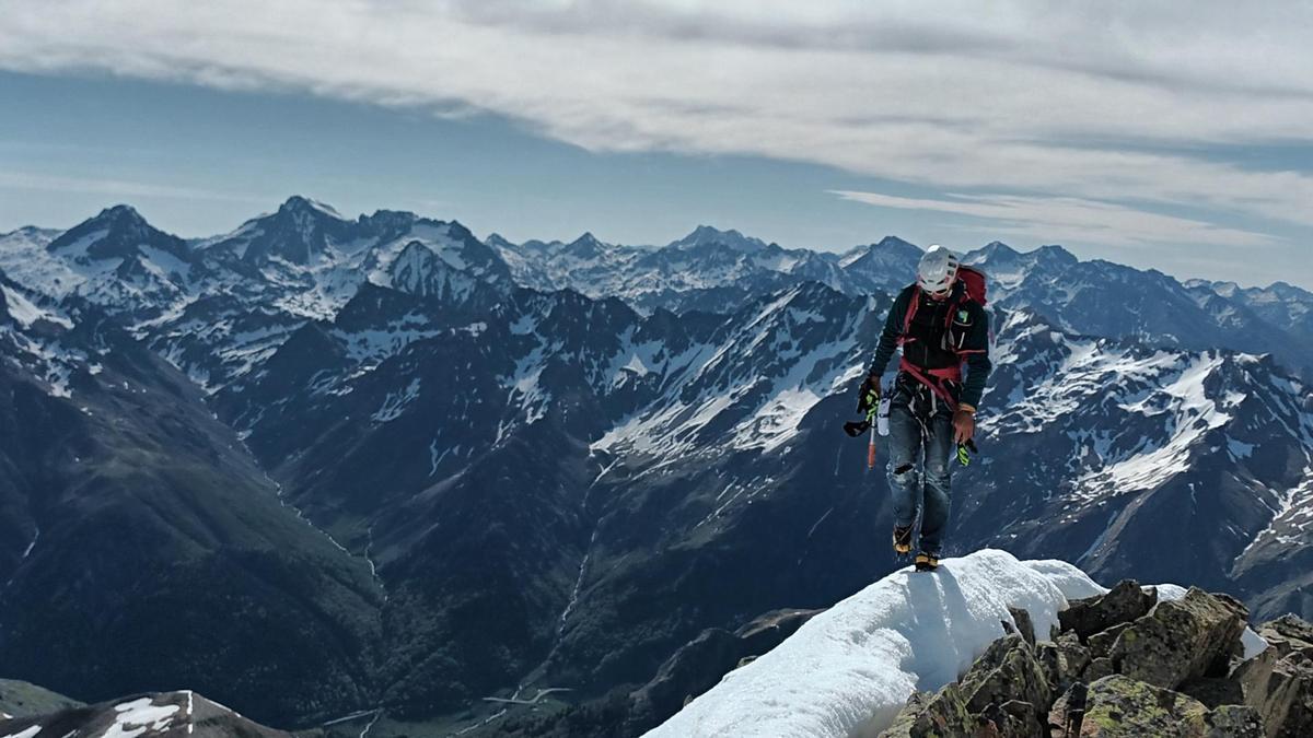 Alberto, madrileño afincado en Campo desde 2020, es un completo alpinista, con técnica que le permite moverse como esquiador de travesía, corredor de trail o escalador.