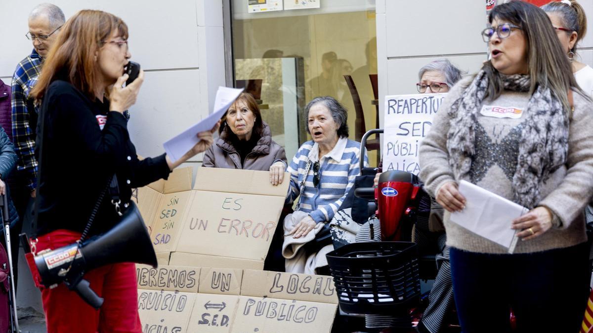Antiguos usuarios del centro de Plaza América de Alicante piden la dimisión de Barcala en su undécima protesta
