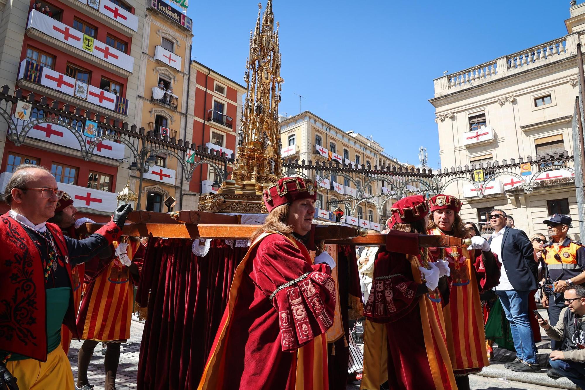 El Sant Jordiet entre claveles en la procesión de la Reliquia