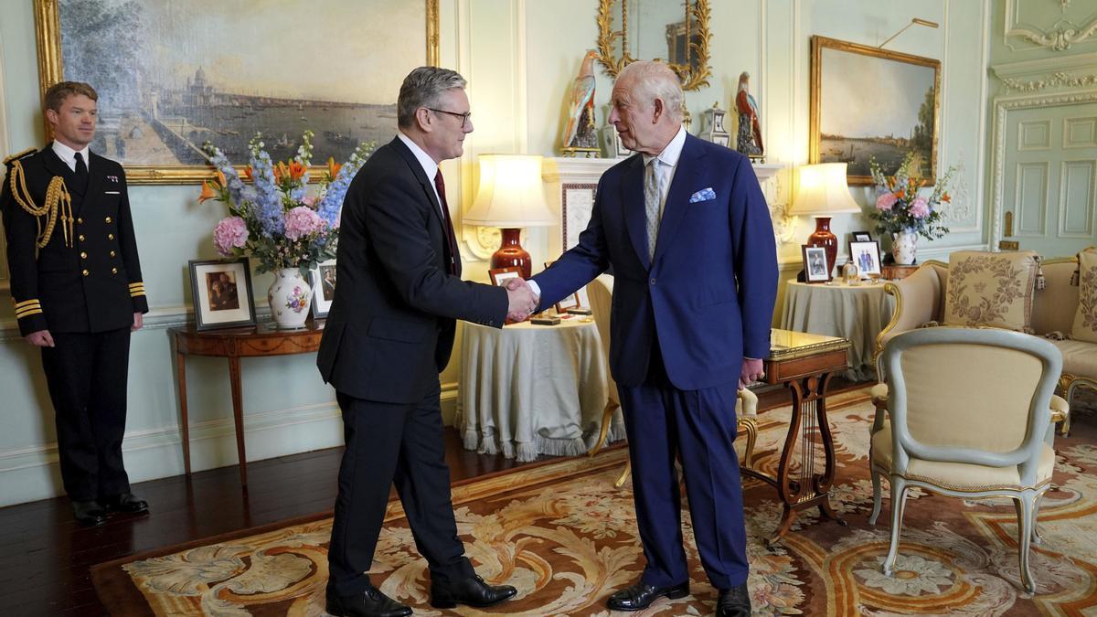 El rey Carlos III recibe al nuevo primer ministro británico, el laborista Keir Starmer, tras ganar las elecciones