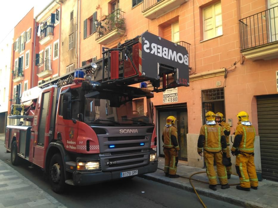Un intoxicado y 30 desalojados por un incendio en un piso en Palma