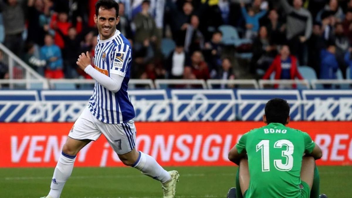 Juanmi celebra el quinto gol de la Real Sociedad al Girona en Anoeta.