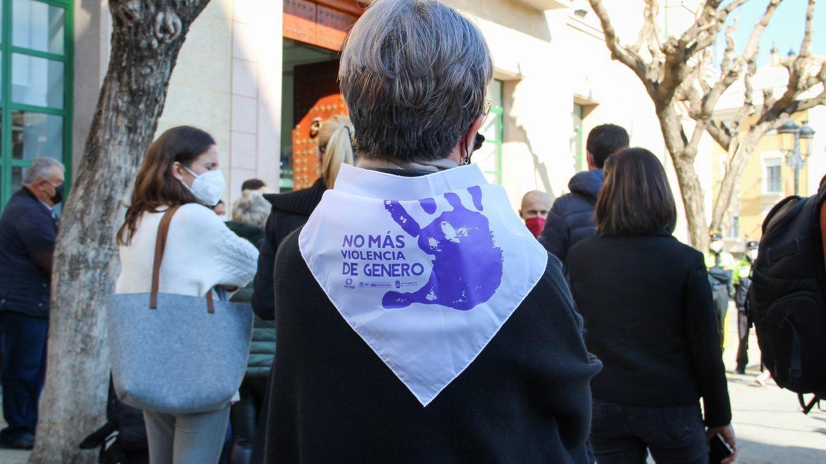 Una mujer, en la concentración de este miércoles en la puerta del Ayuntamiento de Totana.