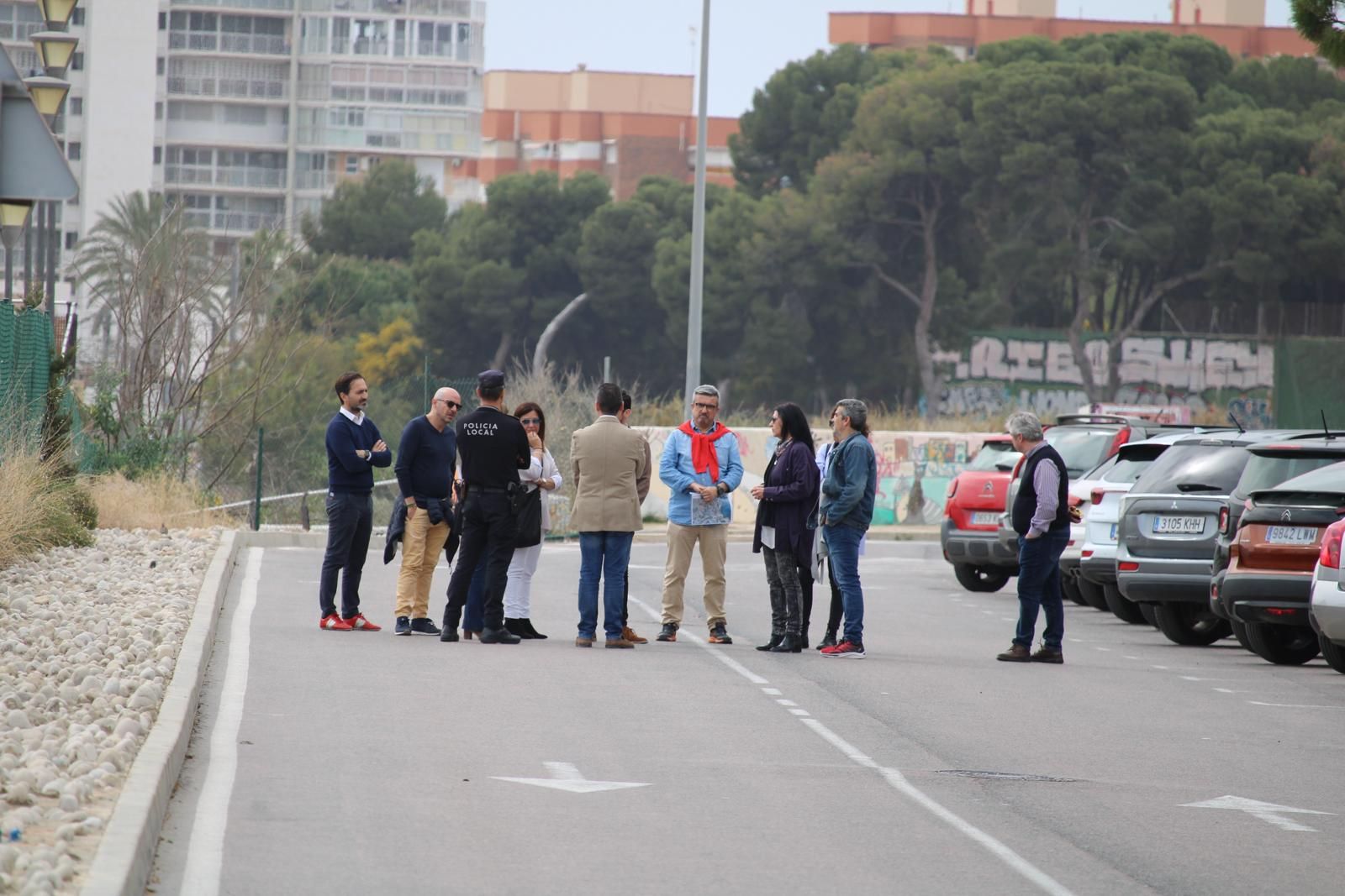 Visita a los aledaños del IES Enric Valor por parte de Conselleria y Ayuntamiento