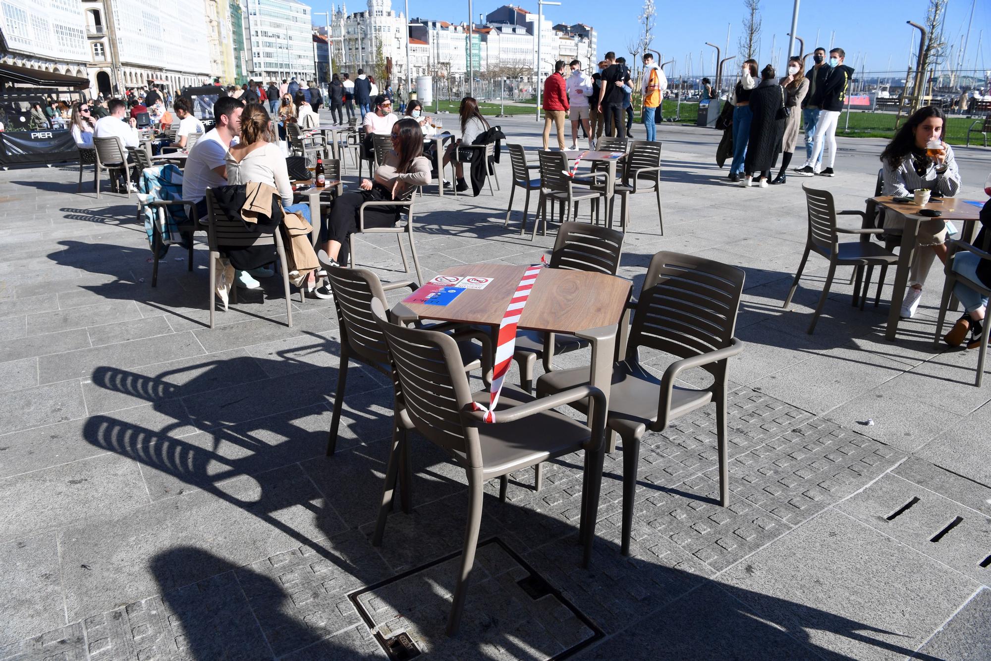 Sol, playa, paseos y terrazas llenas con señalización segura en A Coruña