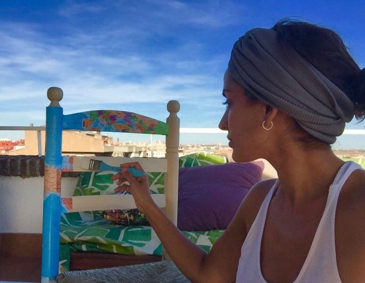Inma Cuesta prepara su silla para la exposición 'Tu silla, su refugio"