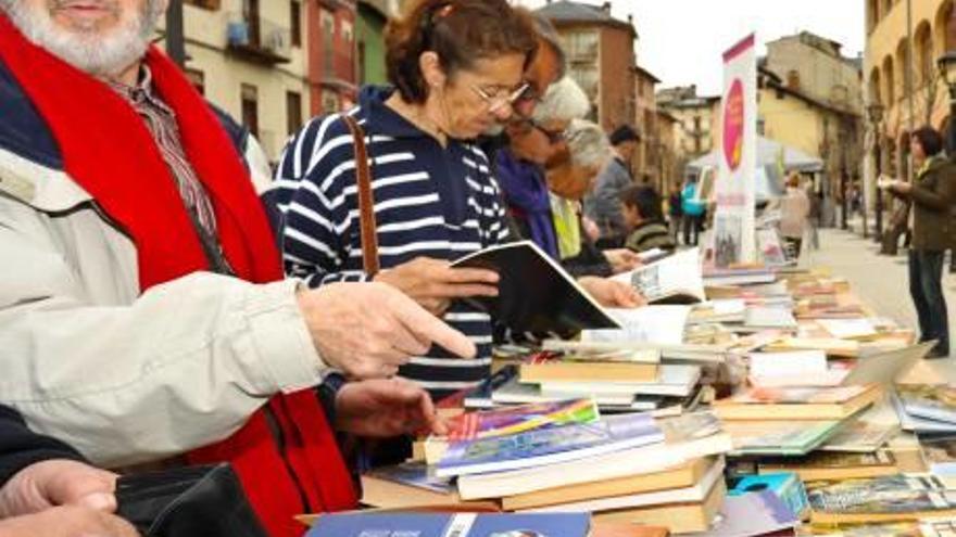 Una parada de Sant Jordi a Puigcerdà, on també vol assistir el museu