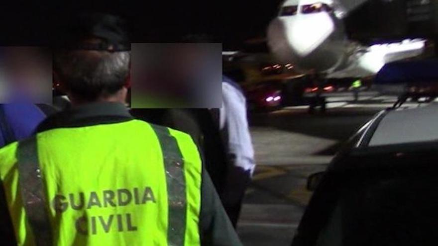 Uno de los detenidos en el aeropuerto.