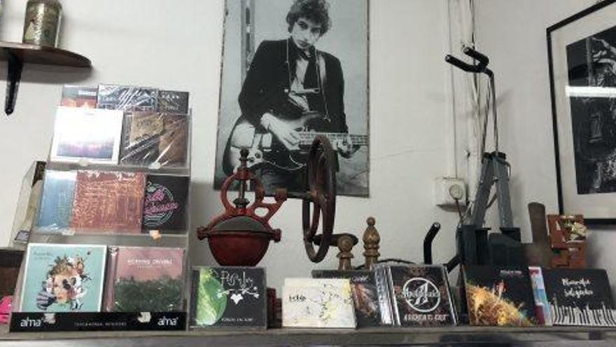 Puesto de venta de discos de grupos ibicencos en Can Jordi.