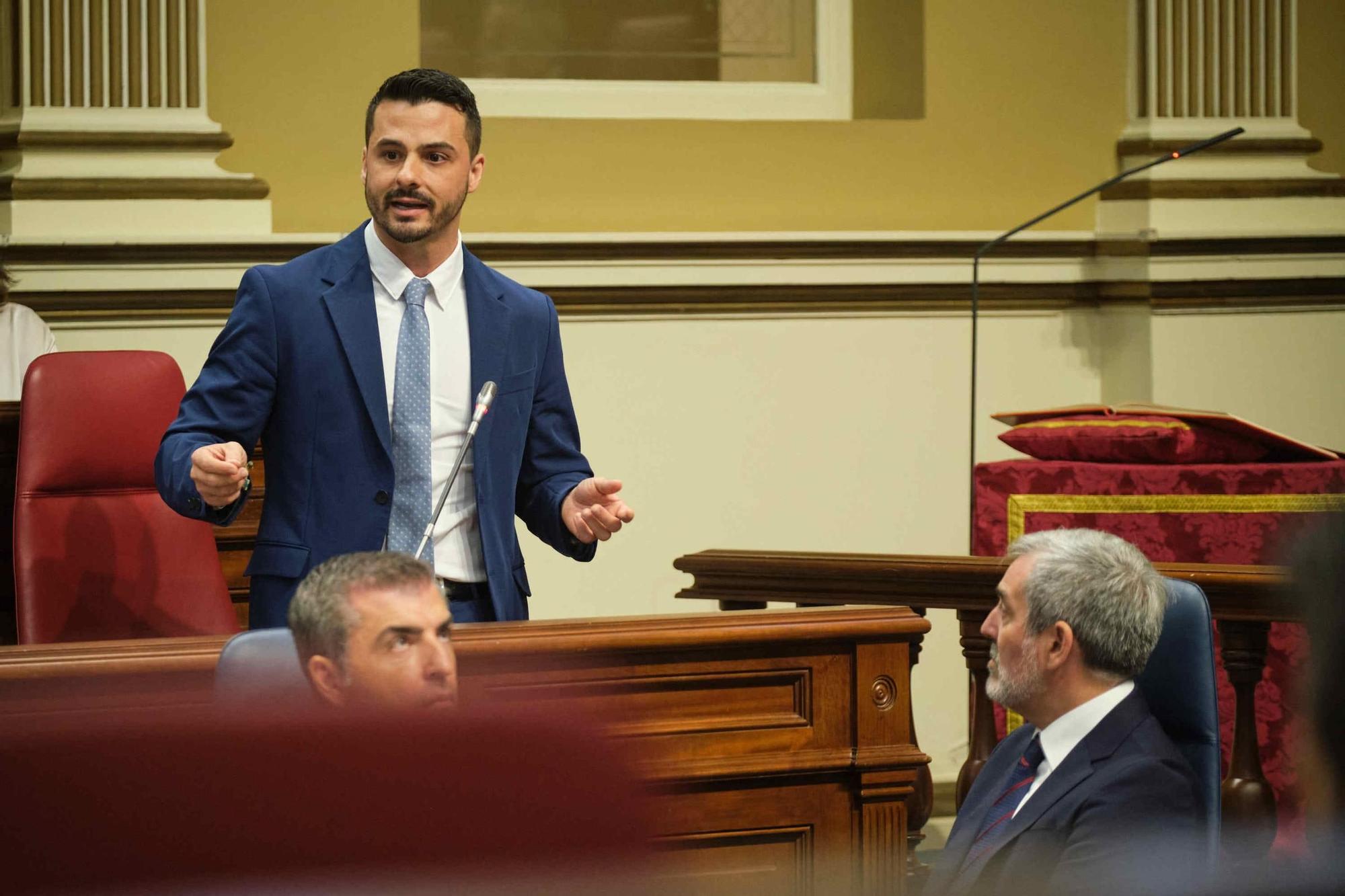 Primera sesión plenaria del Parlamento de Canarias