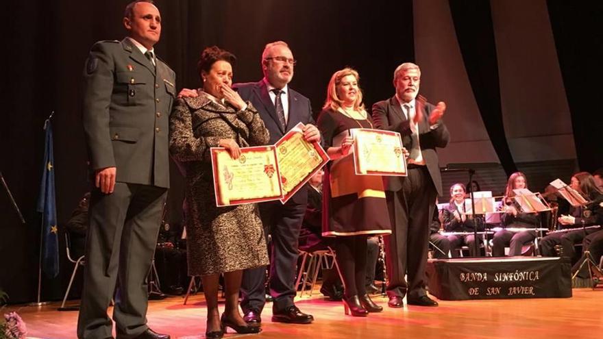 La viuda y la hija del teniente de Policía José Miñano recibieron la Gran Cruz de Caballero de Santiago, otorgada a título póstumo.