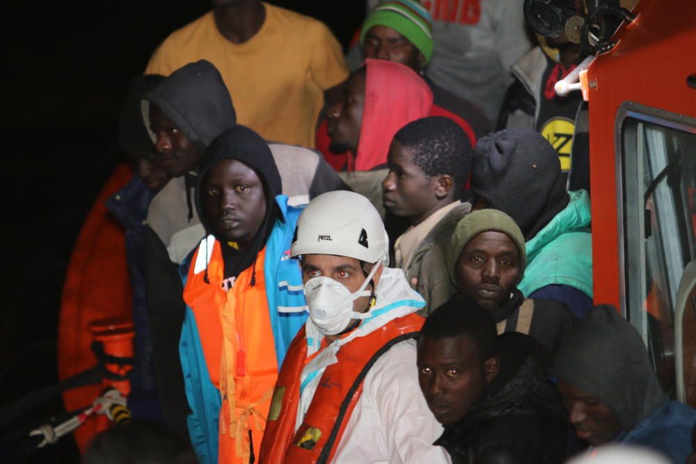 Trasladan a Málaga a 163 personas rescatadas de tres pateras