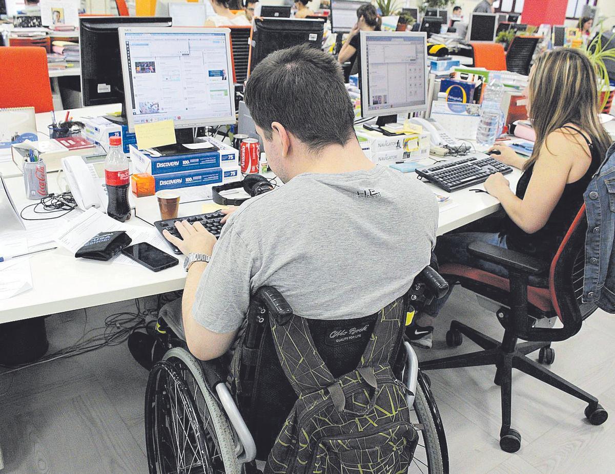 Un joven con discapacidad en su puesto de trabajo