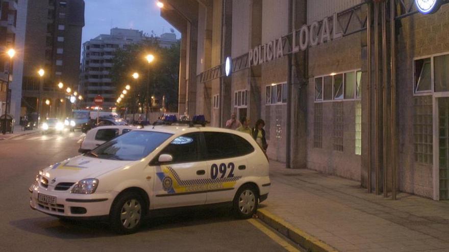 Un coche patrulla aparcado a la puerta del cuartelillo, en una imagen de archivo.