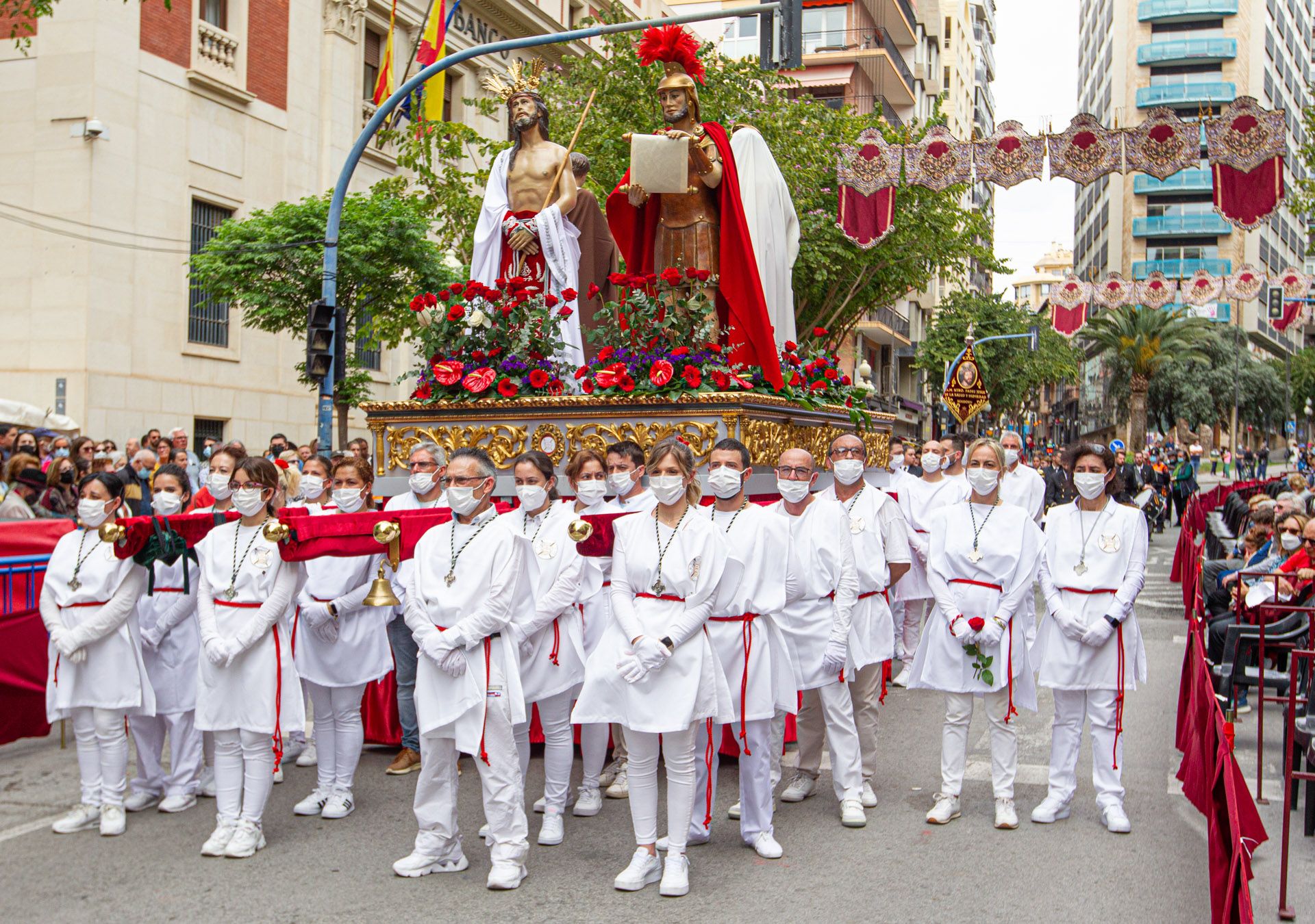 La procesión de la Sentencia recorre las calles en el Viernes Santo en Alicante