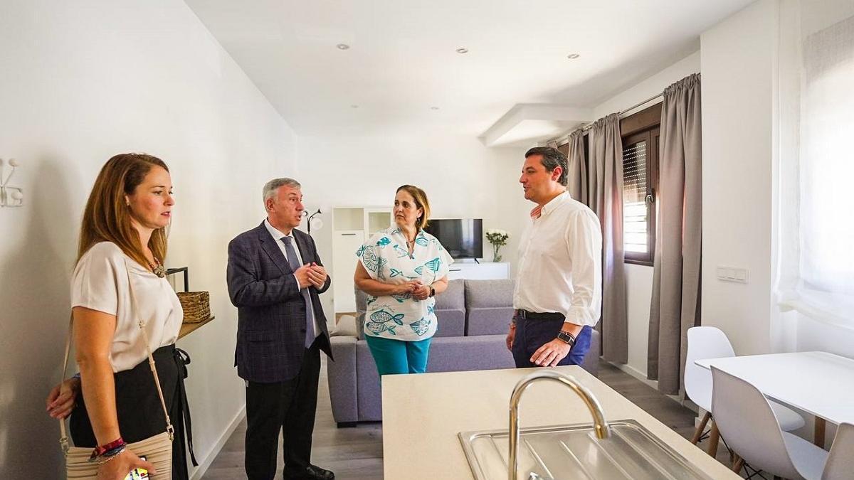 El alcalde, José María Bellido, y la primera teniente de alcalde, Blanca Torrent, junto a responsables de Injupisa, durante la visita a las nuevas viviendas de alquiler.