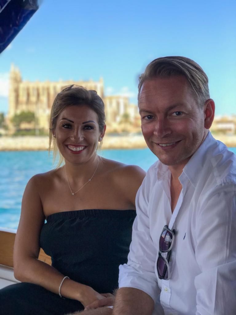 Alina Langguth und Ralf Stein vor der Kathedrale in Palma. Ein Wahrzeichen der Insel, auf der sie sich sehr wohlfühlen.