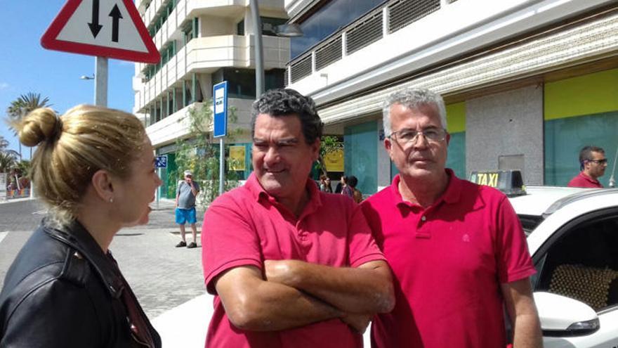 La portavoz del PP con profesionales del sector del taxi de Arrecife