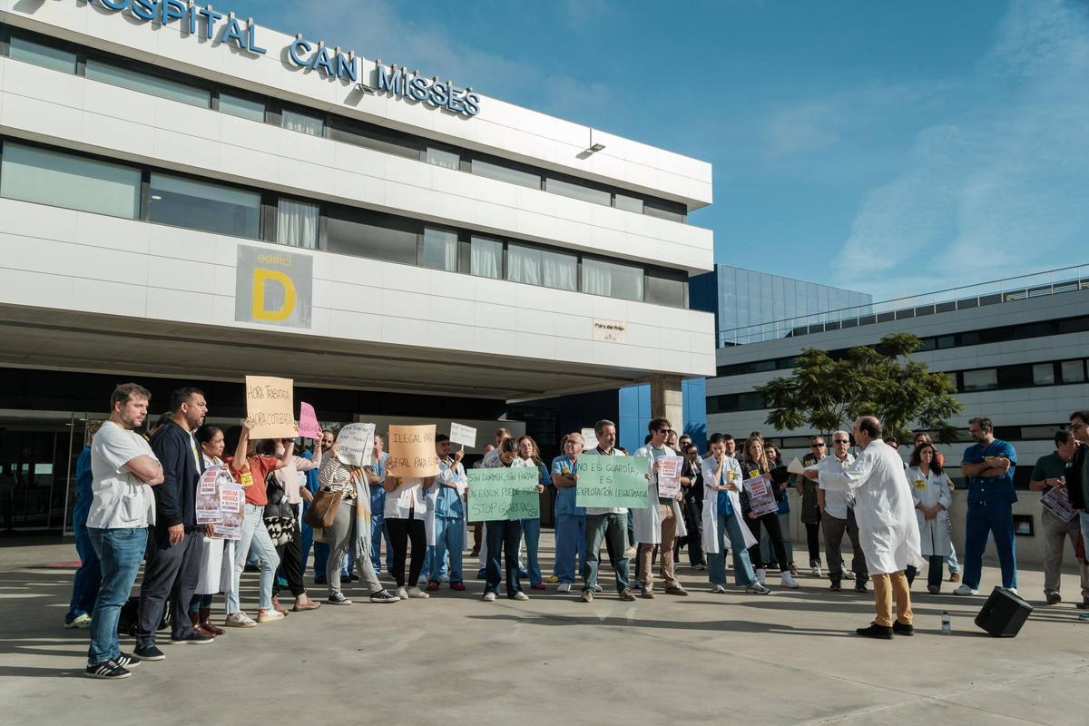 Todas las fotos de la concentración de médicos en el Hospital de Ibiza