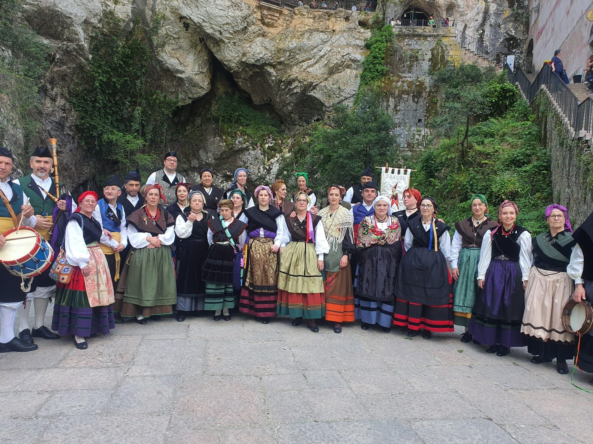 Visita a Covadonga del grupo Trasgu, de Oviedo