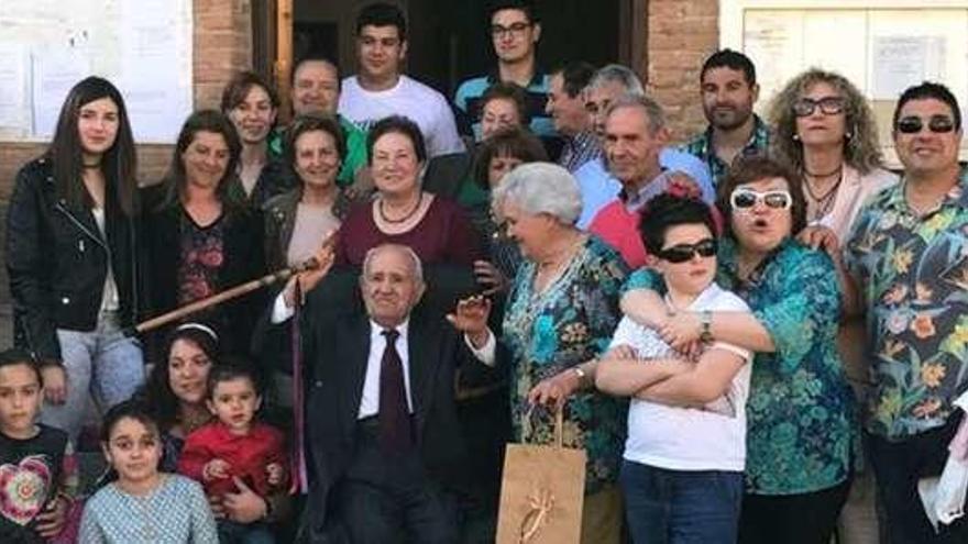 Manuel Martínez posa con sus familiares durante el acto de homenaje celebrado en San Pedro de Ceque.